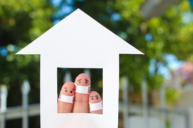 Vingerskunst van familie met gezichtsmasker thuis.