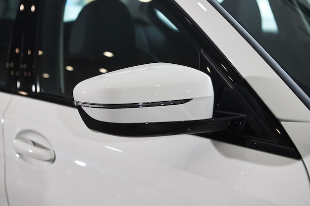 Vinnitsa 우크라이나 2021년 2월 24일 쇼룸에서 BMW 시리즈 3 새 모델 자동차 프레젠테이션의 사이드 미러