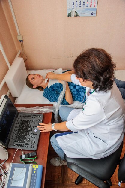 Photo vinnitvinnitsaukraine october 25 of 2022medical specialists near ultrasound machine in the hospital ward