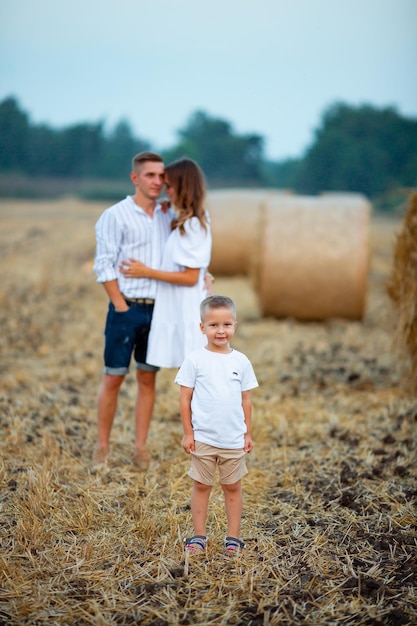 Vinnytsia Oekraïne 10 augustus 2022 Een mooi jong gezin in een veld bij zonsondergang