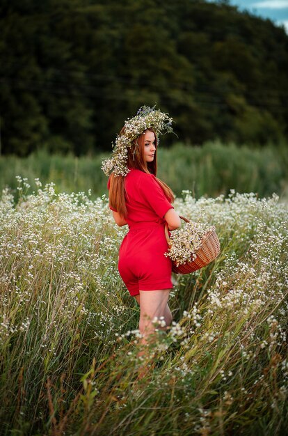 Vinnytsia, Oekraïne 18 juni 2021 Portret van een meisje met sproeten en rood haar in de zomer op een kamilleveld