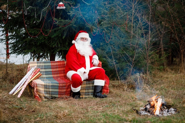 Vinnytsia Oekraïne 25 december 2022 Kerstman in een rood pak met een witte baard Versierde kerstbomen rondom met speelgoed Feestdagen in Europa Groet