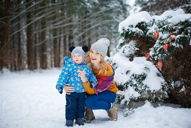 Vinnytsia Oekraïne 29 december 2021 Een moeder en haar zoon spelen in de sneeuw in de winter