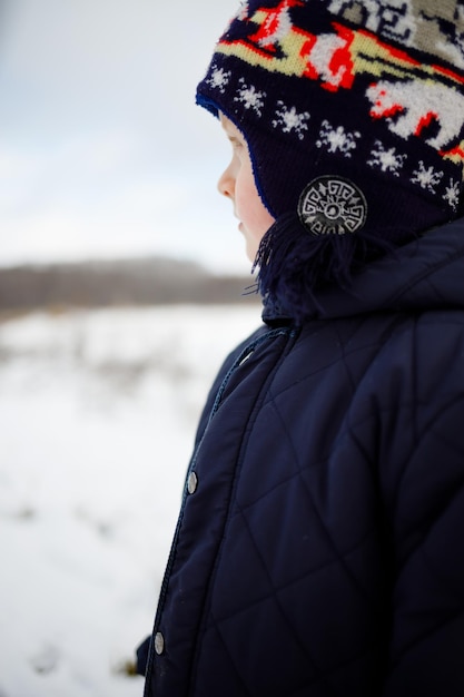 Vinnytsia Ukraine 2022년 12월 14일 겨울에 따뜻한 모자를 쓰고 걷는 작은 우크라이나인의 초상화