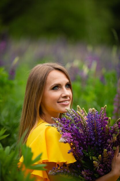 Vinnytsia Ukraine June 17 2022 The girl has blue eyes like the sky Beautiful flowers in a bouquet in her hands