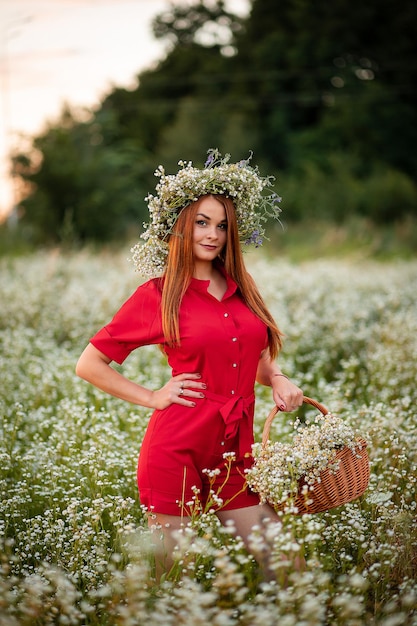 Photo vinnytsia ukraine june 18 2021 portrait of a girl in freckles and red hair in the summer on a chamomile field