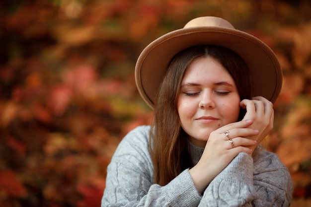 Photo vinnytsia ukraine october 20 2022 portrait of a girl in a hat against a background of yellow bright autumn leaves