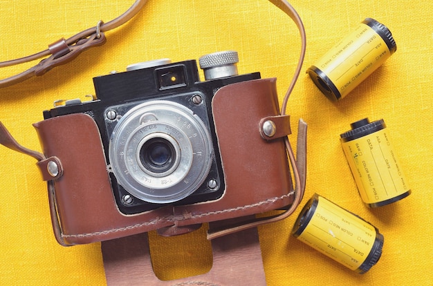 Vintage 35mm filmcamera in leren etui met filmrolletjes