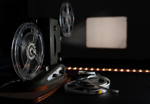 Vintage 8 mm filmprojector met leeg frame en spoelen