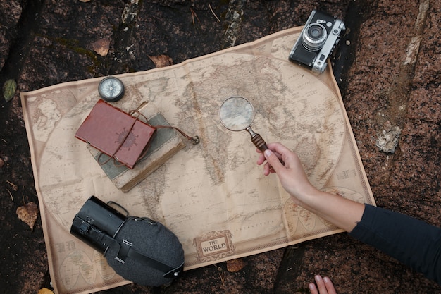 Foto vintage accessoires reizen in het bos