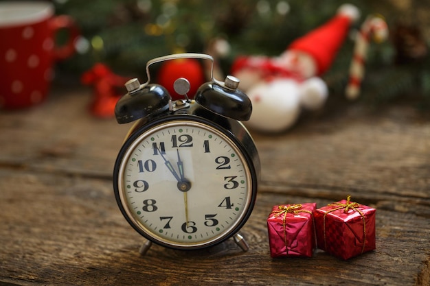 Foto orologio sveglia d'epoca sullo sfondo natalizio