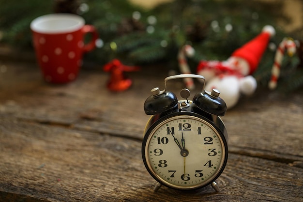 写真 クリスマスの背景にヴィンテージの目覚まし時計