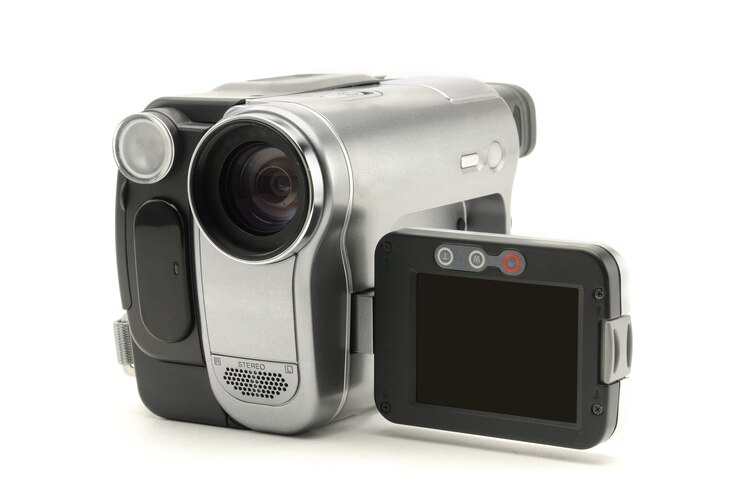 Vintage amateur camcorder op een afgelegen witte ondergrond