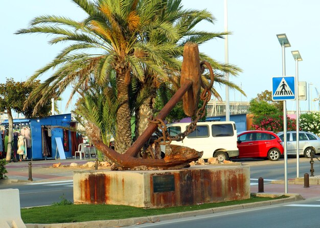 Vintage anker van een oud schip op een voetstuk aan de dijk van de badplaats Denia,