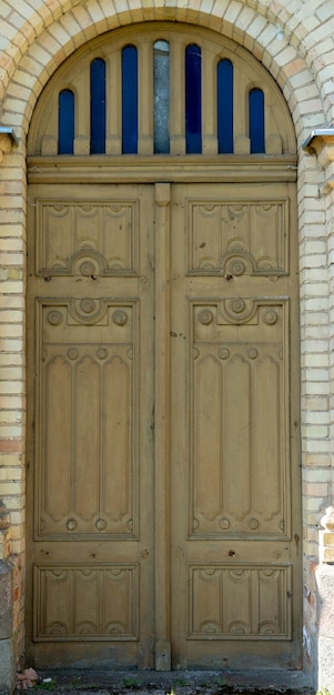 빈티지 골동품 아치형 문 오래된 석조 교회 또는 사원