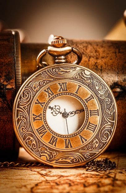 Фото Старинные антикварные карманные часы.