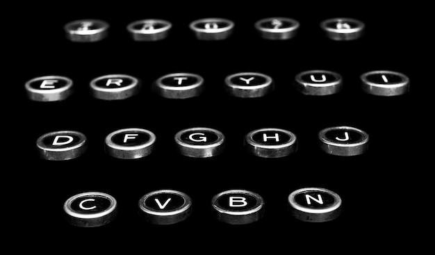 Фото Винтажные старинные клавиши пишущей машинки на черном фоне