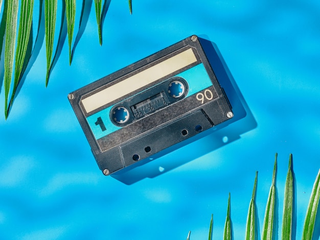 Vintage audiocassette op blauwe achtergrond