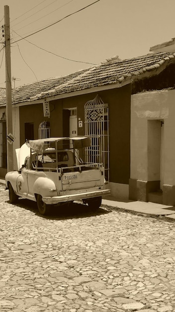 Vintage auto geparkeerd bij het huis