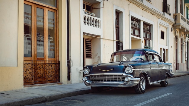 Vintage auto geparkeerd op de straat van Havana Cuba