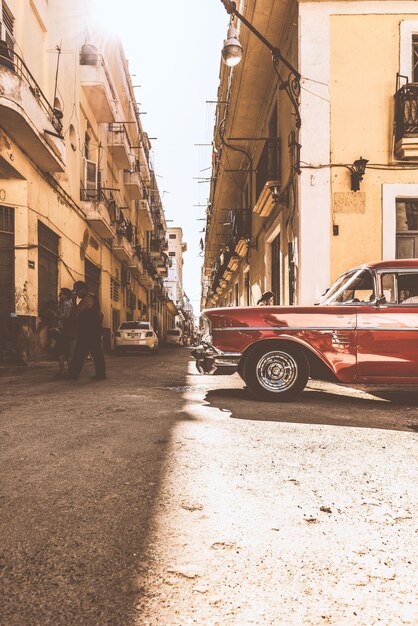 Vintage auto op straat in de stad