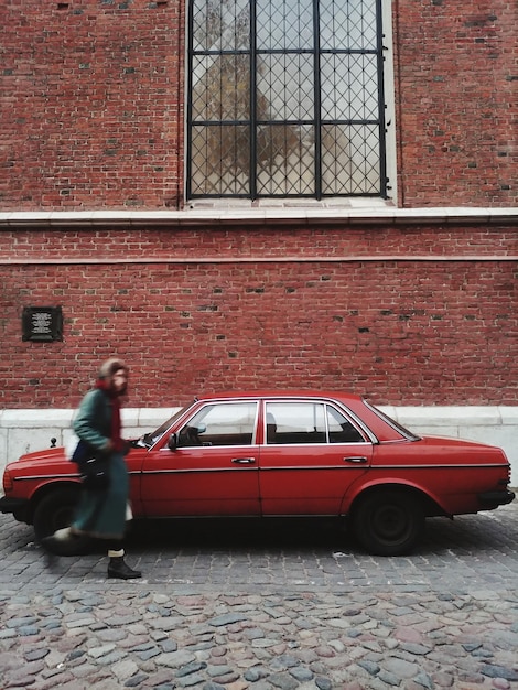 Foto vintage auto op straat tegen het gebouw in de stad