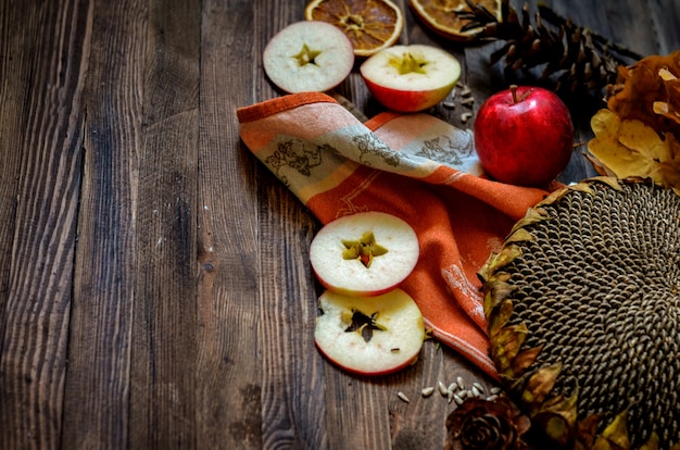 Foto mele rosse di autunno dell'annata su fondo di legno