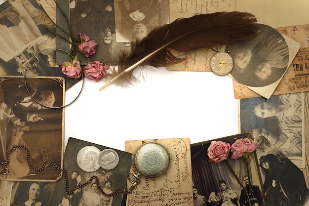 Фото Старинный фон со старыми часами, открытками, фотографиями и цветами