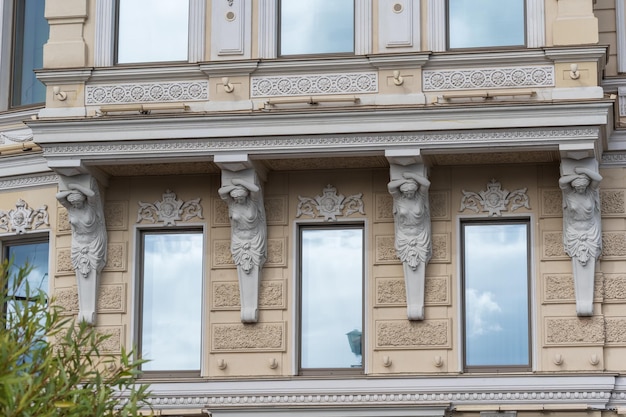 Винтажный балкон украшен красивыми кариатидами в Санкт-Петербурге, Россия.