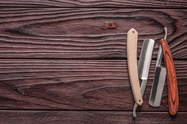Foto strumento di rasoio a mano libera del negozio di barbiere dell'annata su fondo di legno