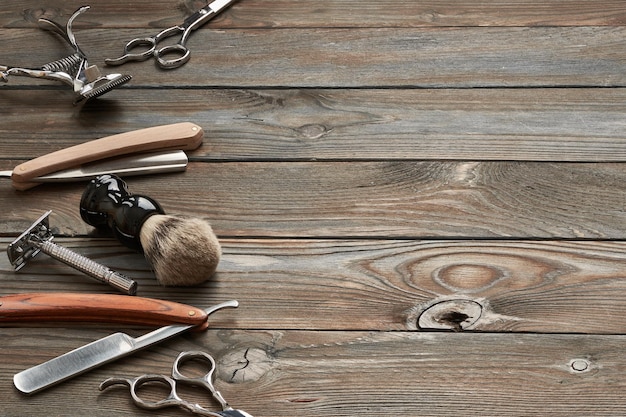 Photo vintage barber shop tools on wooden background