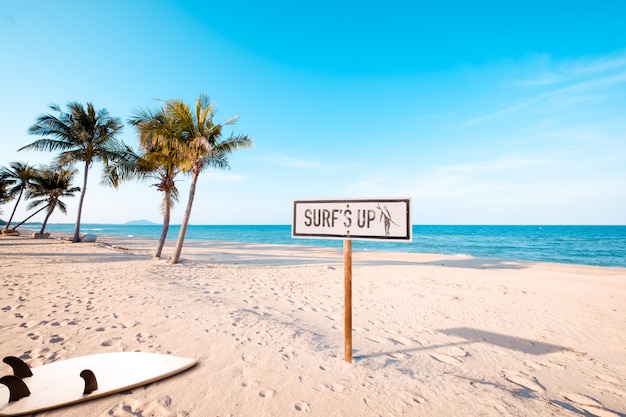 Photo vintage beach sign with surf