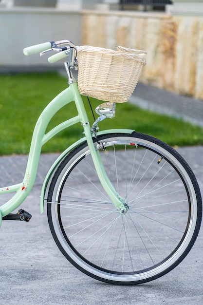 背景として路上でビンテージ自転車バスケット ビンテージ バイク