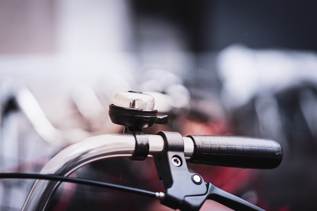 Foto manubrio della bicicletta dell'annata che riposa nei parchi del ciclone.