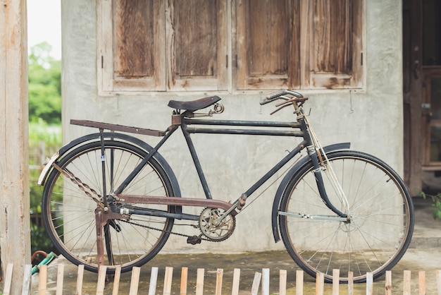 古い家でヴィンテージ自転車