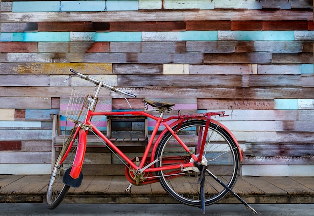 古い木製の背景を持つヴィンテージ自転車