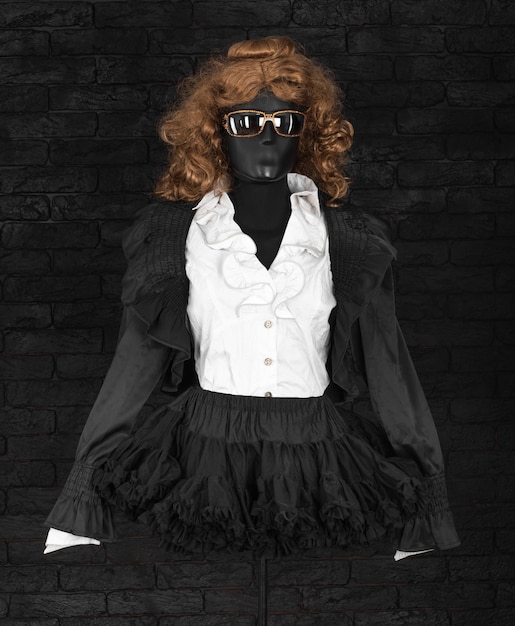 Фото Винтажная черная куртка и юбка с руфлями на манекене