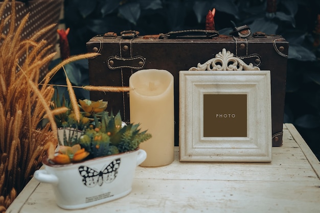 Photo vintage blank frame on table in wedding day