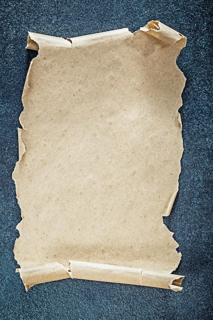 Винтажный чистый лист бумаги на черном фоне