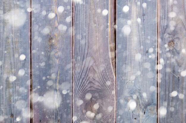 Vintage blauwe houten tafel met sneeuw achtergrond