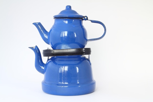Vintage blauwe keramische theepot geïsoleerd op witte achtergrond