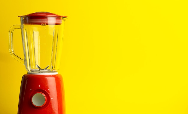 칵테일과 수제 음식을위한 빈티지 블렌더. 노란색 배경에 빨간 믹서 기입니다. 최소한의 예술 개념, 복사 공간