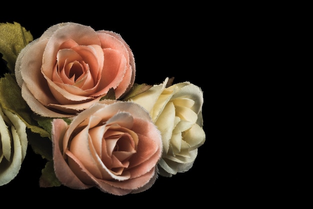 Vintage bloem stijl roze roos en witte roos op zwarte achtergrond gemaakt van doek macro foto stilleven in studio