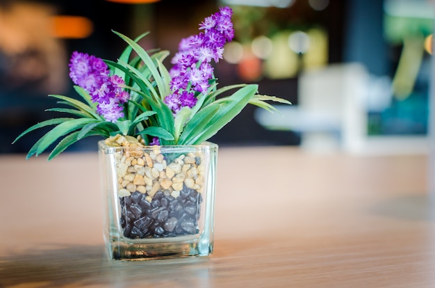 Vintage bloemen op de tafel