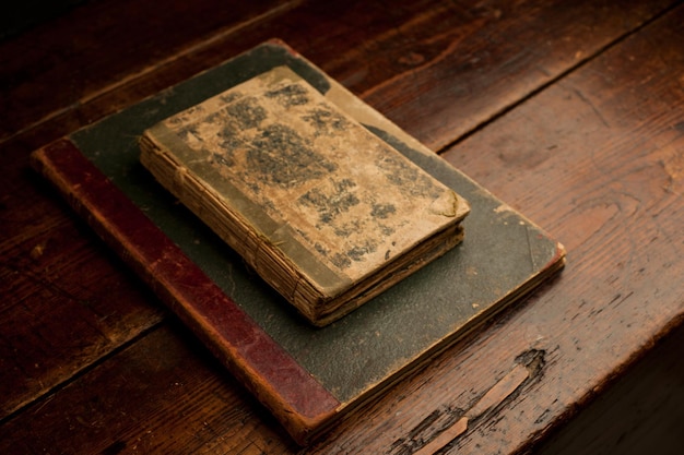 写真 古い木製のテーブルのビンテージ本