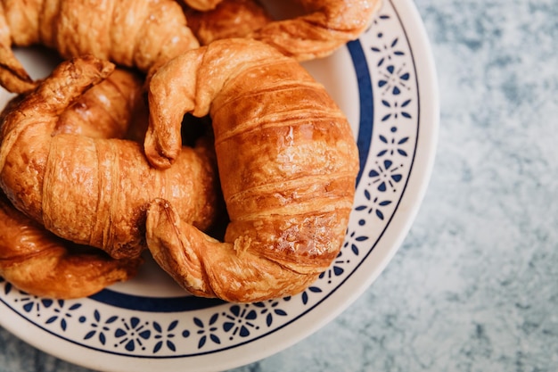 vintage bord met medialunas, argentijnse zoete croissant.