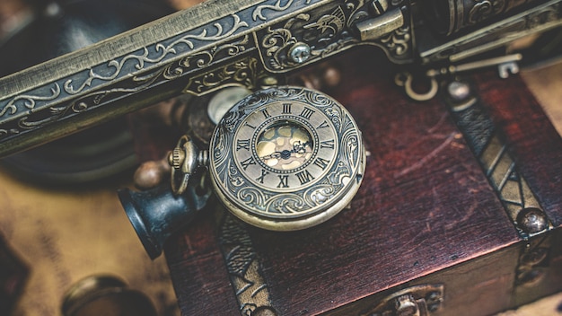 Foto pendente per orologio in bronzo vintage e pistola incisa