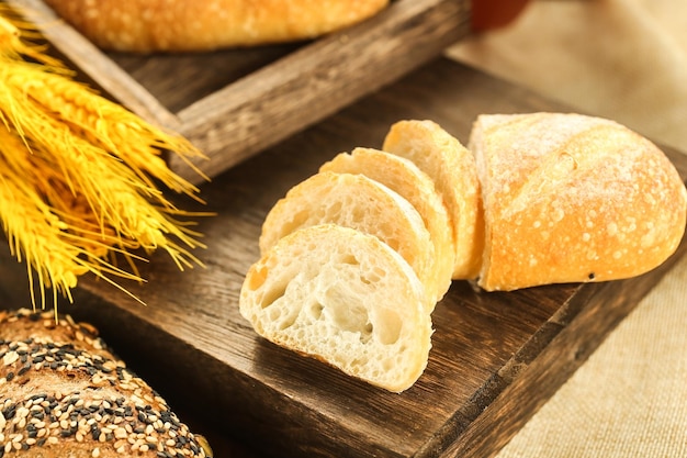 Vintage broodfoto origineel rauw tarwebrood Brood en tarwe op een houten bord