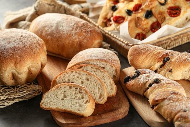 Vintage broodfoto origineel rauw tarwebrood Een tafel vol broden