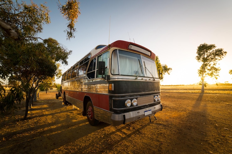 Photo vintage bus on a hyden farm western australiaxawith sunrise in the morning